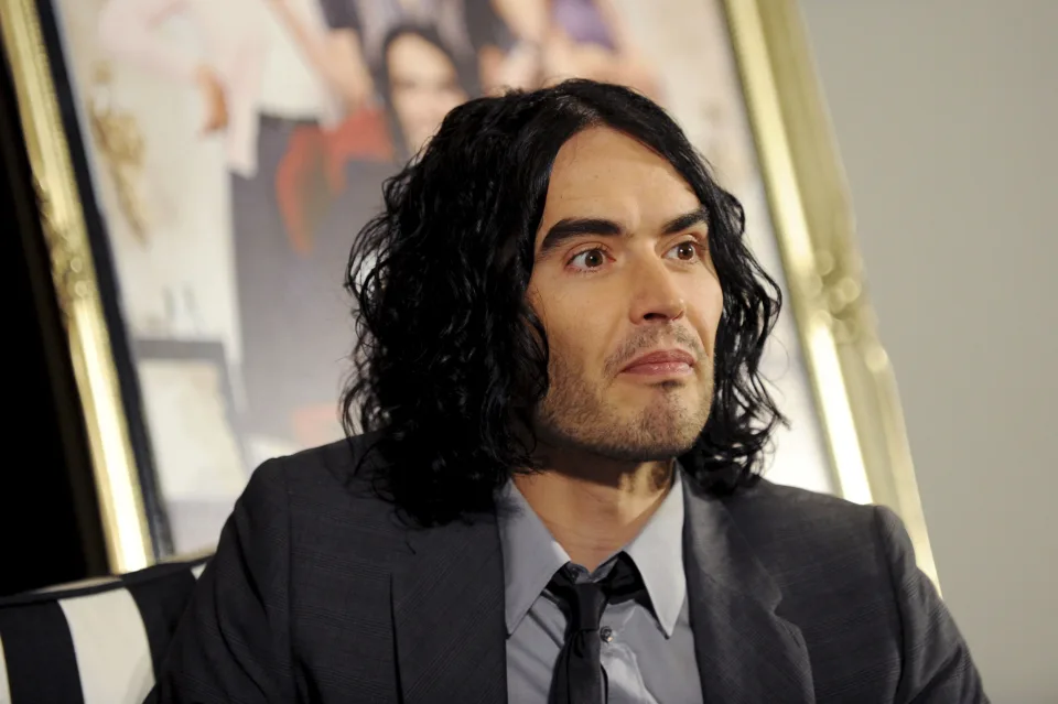 Russell Brand usaba un auto de la BBC para ir a recoger a una de sus víctimas menor de edad