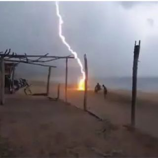 IMÁGENES FUERTES: graban el momento exacto en que un rayo golpea a dos personas en la playa michoacana de Aquila