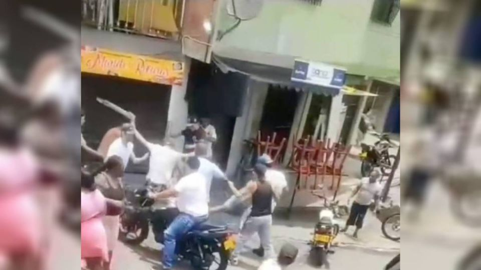 IMÁGENES FUERTES: linchan a ratero que apuñaló a una mujer antes de entregarlo a la Policía