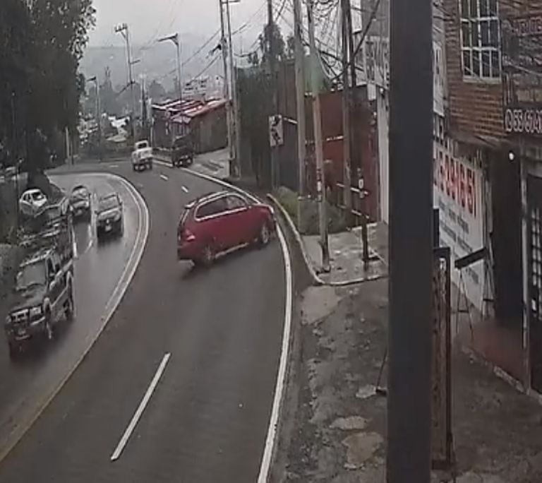 VIDEO: automovilista pierde el control y atropella a tres personas en la México-Cuernavaca
