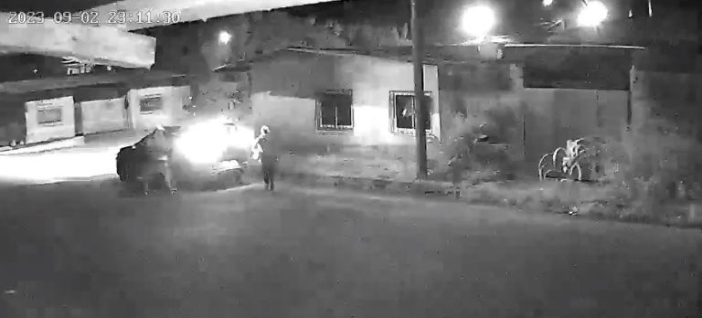 VIDEO: pistoleros atacan casa, al fugarse olvidan lanzar una granada y explotan dentro del carro