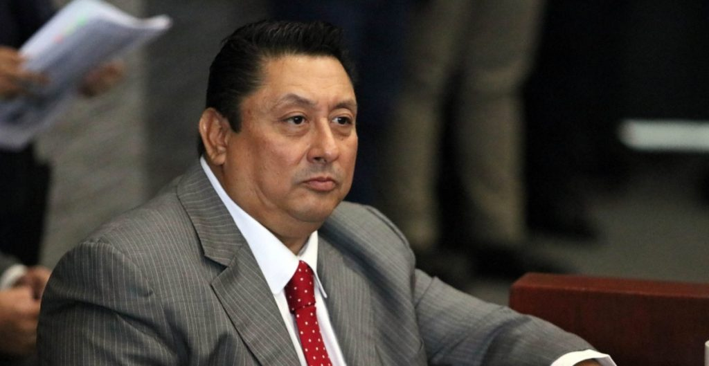 El fiscal Uriel Carmona sale libre del penal del Altiplano; esta vez no lo esperaban a la salida para reaprehenderlo