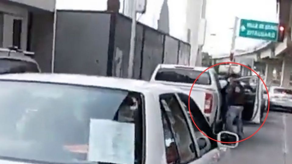 Captan nuevo modus operandi de asalto a conductores en el EdoMex: te roban en pleno semáforo