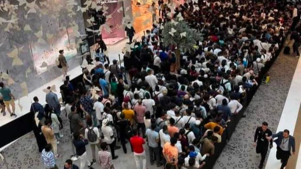 VIDEO: se agarran a golpes por conseguir el nuevo iPhone 15 en el Dubai Mall