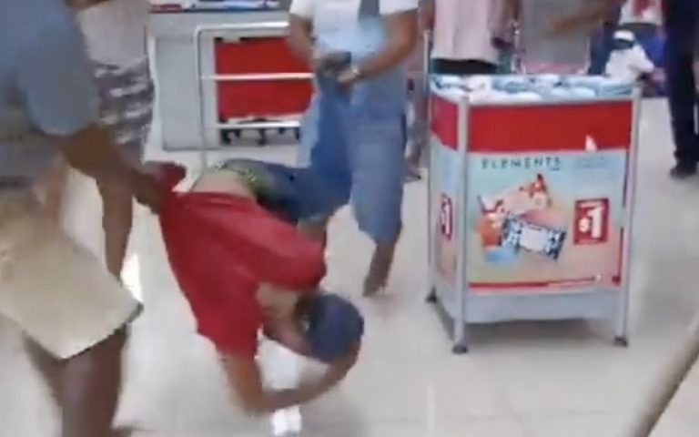 VIDEO: se mete a robar al supermercado, termina humillado y linchado