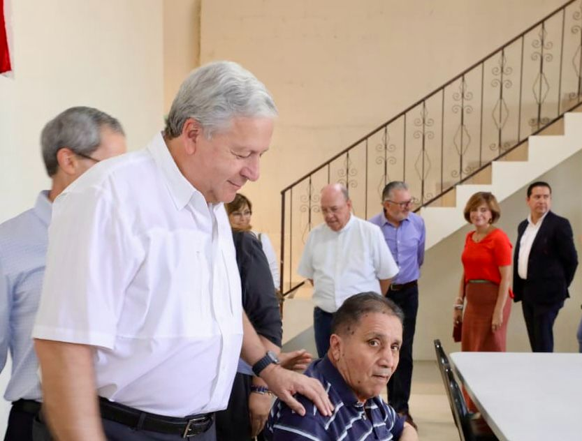 Visita Chema Fraustro el Asilo de Cáritas