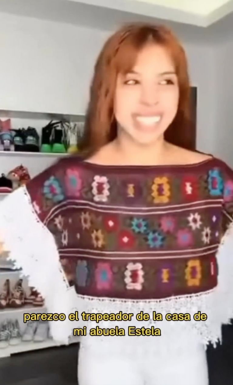 Yeri Mua provoca indignación en redes por llamar «jerga» a un huipil artesanal