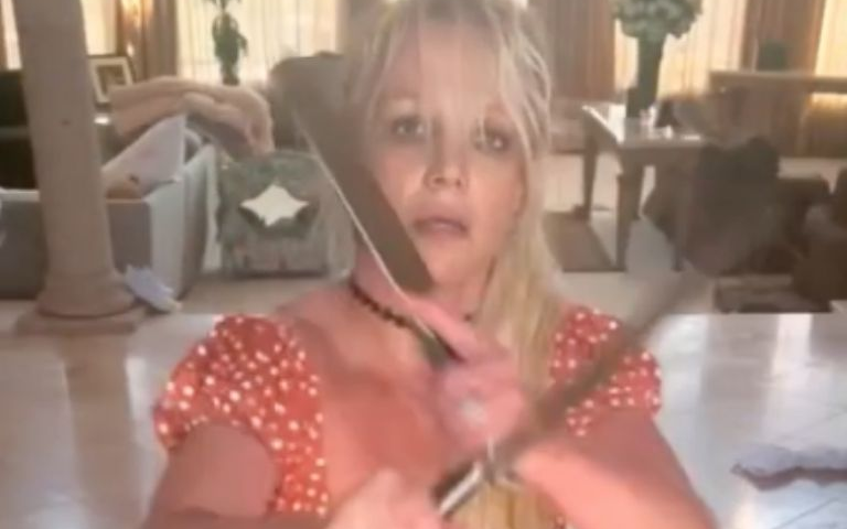 Al estilo de Shakira y Fuerza Regida, Britney Spears inquieta a sus fans por baile con cuchillos