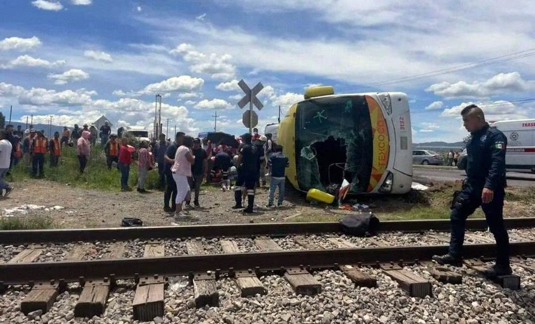 Tren embiste autobús que intentó ganarle el paso en Hidalgo; hay 3 muertos y 16 lesionados