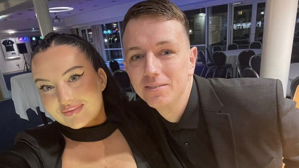 Ayuda a su esposa con su carrera de OnlyFans y a conseguir «novio» en apps de citas: desata críticas en redes