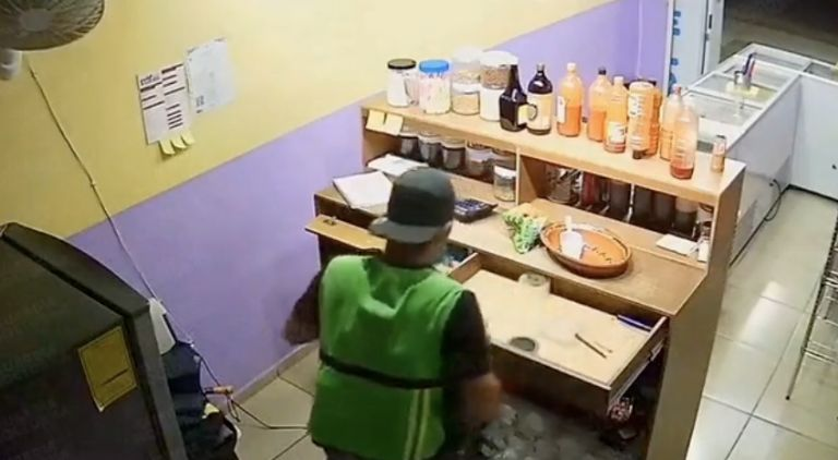 VIDEO: hombre asalta con violencia una heladería mientras afuera lo esperaba su novia