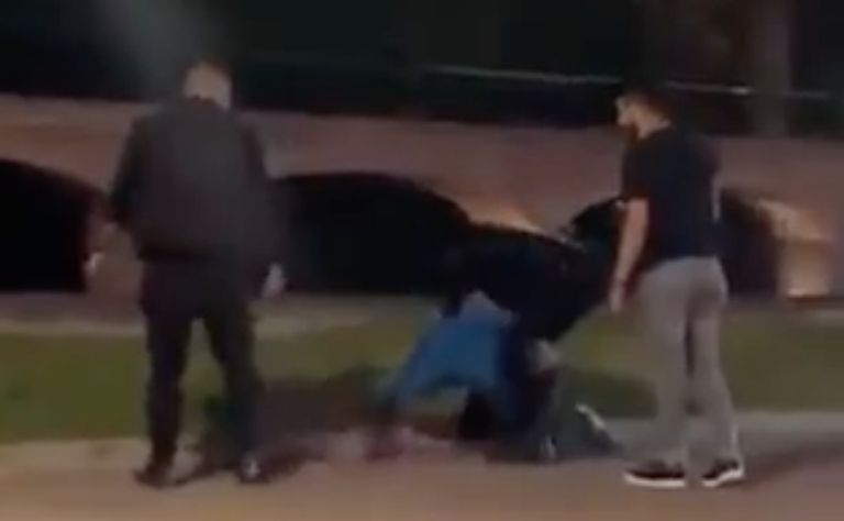 Cadeneros golpean brutalmente a un joven en Puebla, después de ser acusados de robo