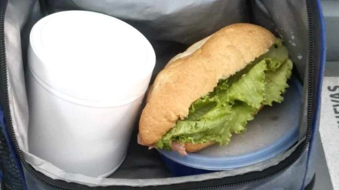 Mujer recupera su desayuno extraviado en el Metrobús de la Ciudad de México y se vuelve viral