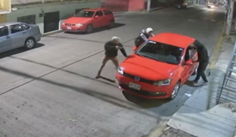 IMÁGENES FUERTES: en sólo 30 segundos rateros le roban su auto a chofer de aplicación