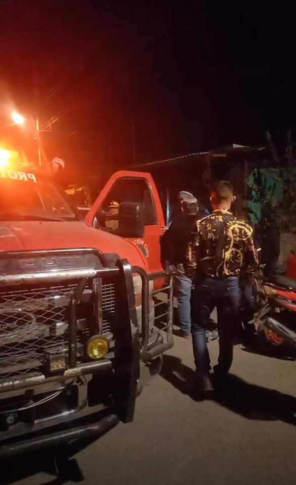 Pleito de pareja termina en pleito vecinal e incendio