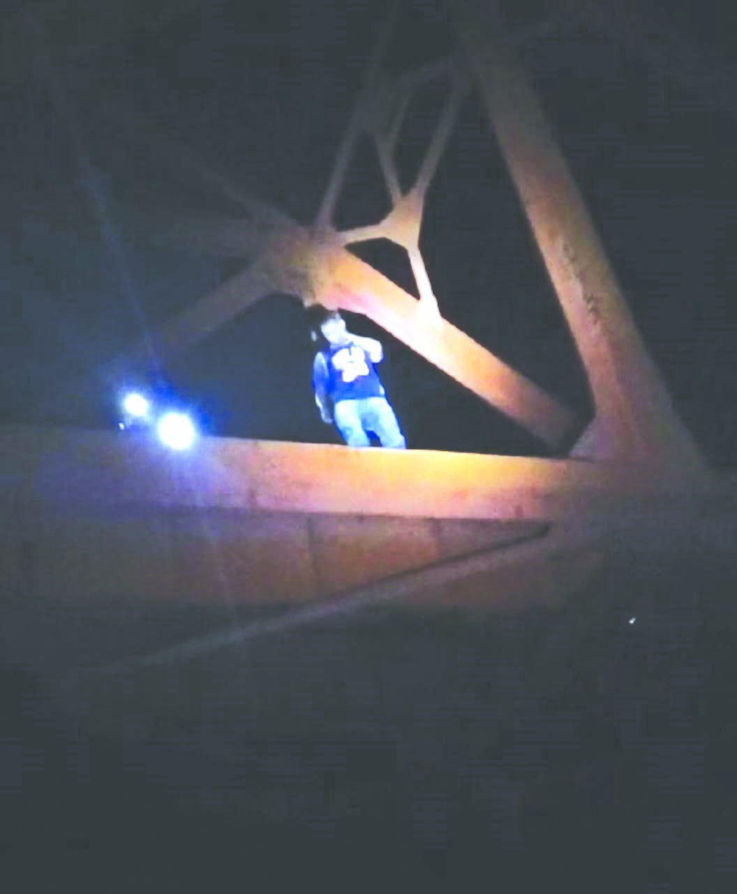 Amenazaba con arrojarse del puente de ferrocarril