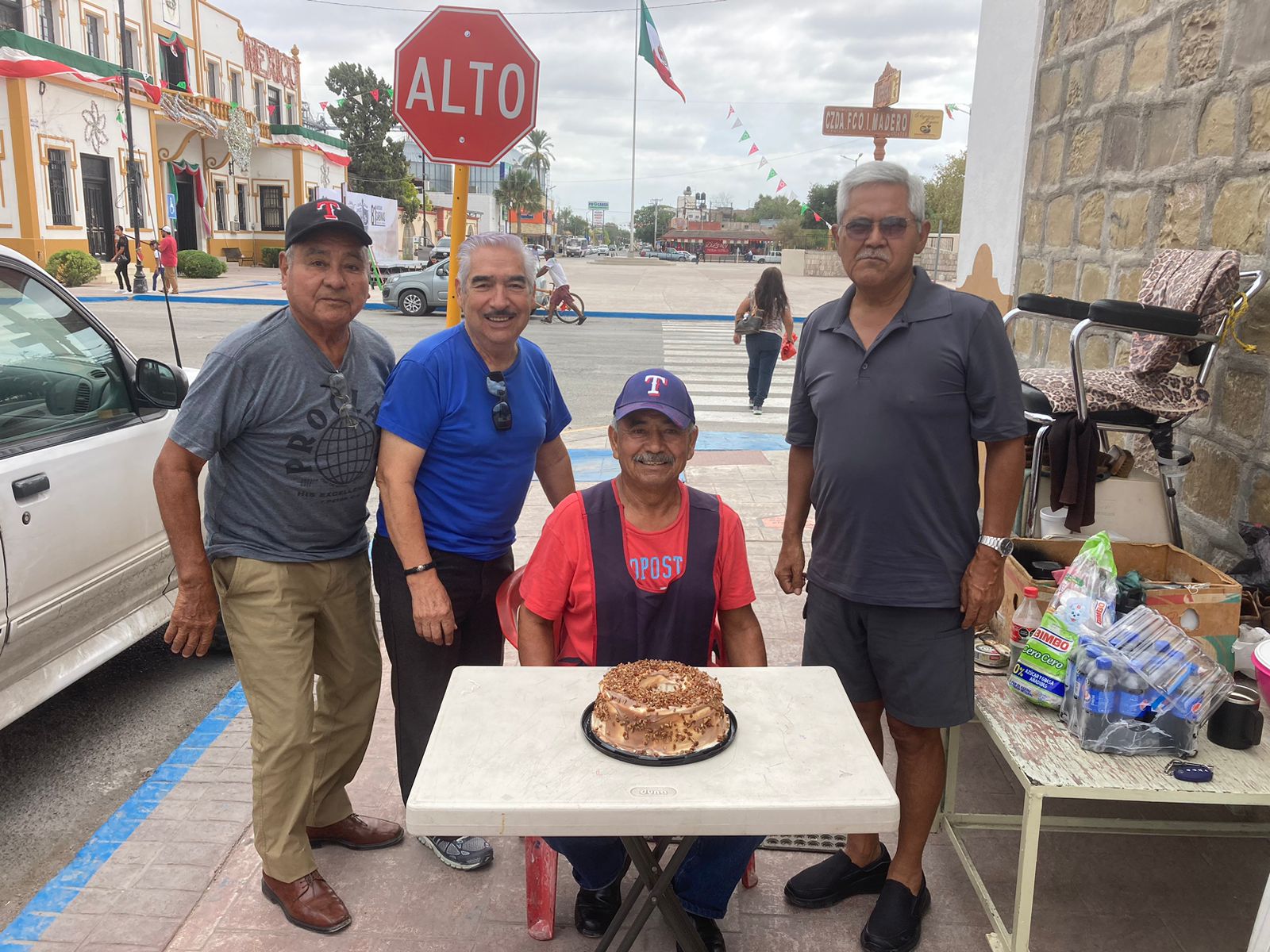 Festejan amigos a don Chuy El Bolero