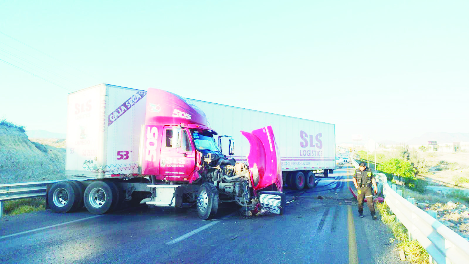 Complica tráiler circulación, tras ocasionar accidente vial