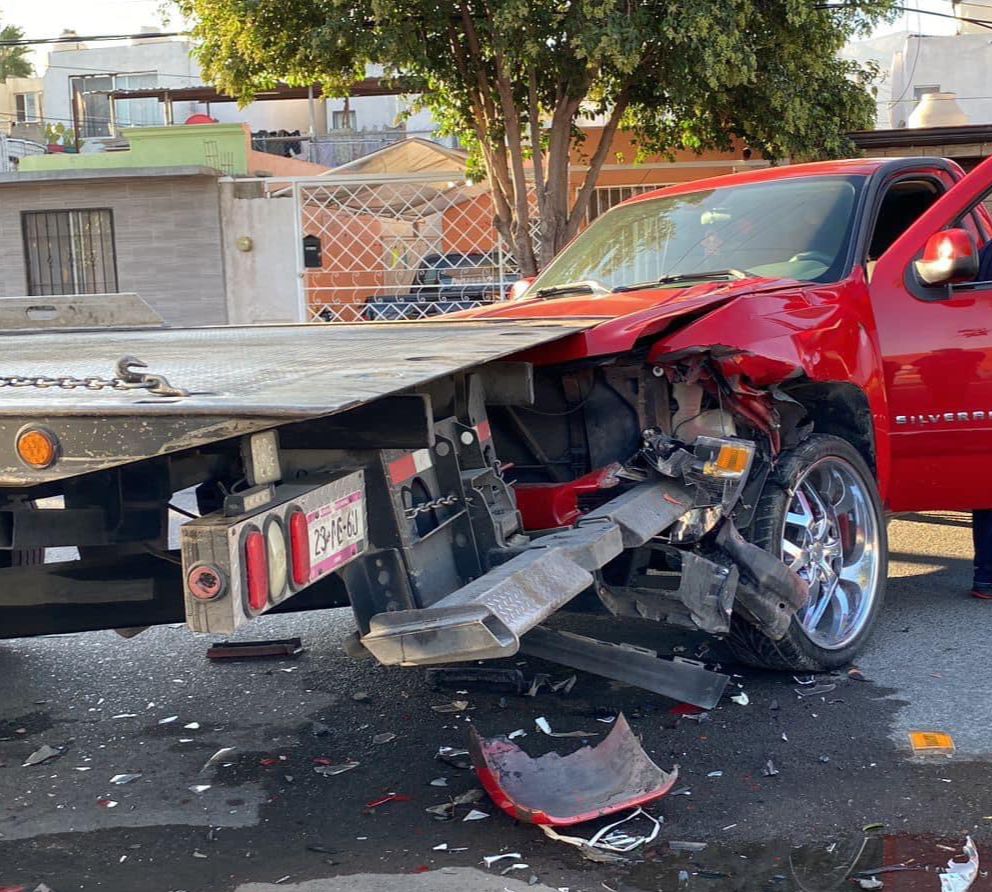 Dormita y choca contra una grúa