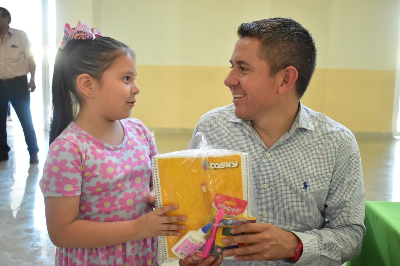 Facilitan útiles escolares a niños de San Buenaventura