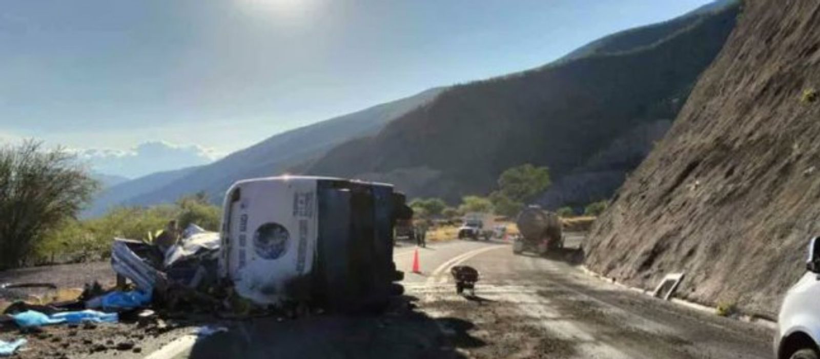 Mueren 18 migrantes al volcar autobús en Oaxaca