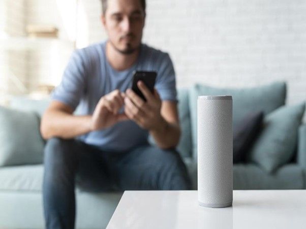 Dispositivos tecnológicos para el hogar: ¿qué son los asistentes de voz?