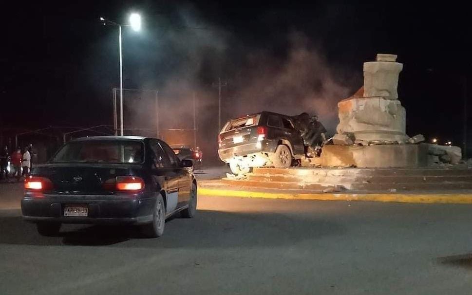 Joven destroza auto en rotonda