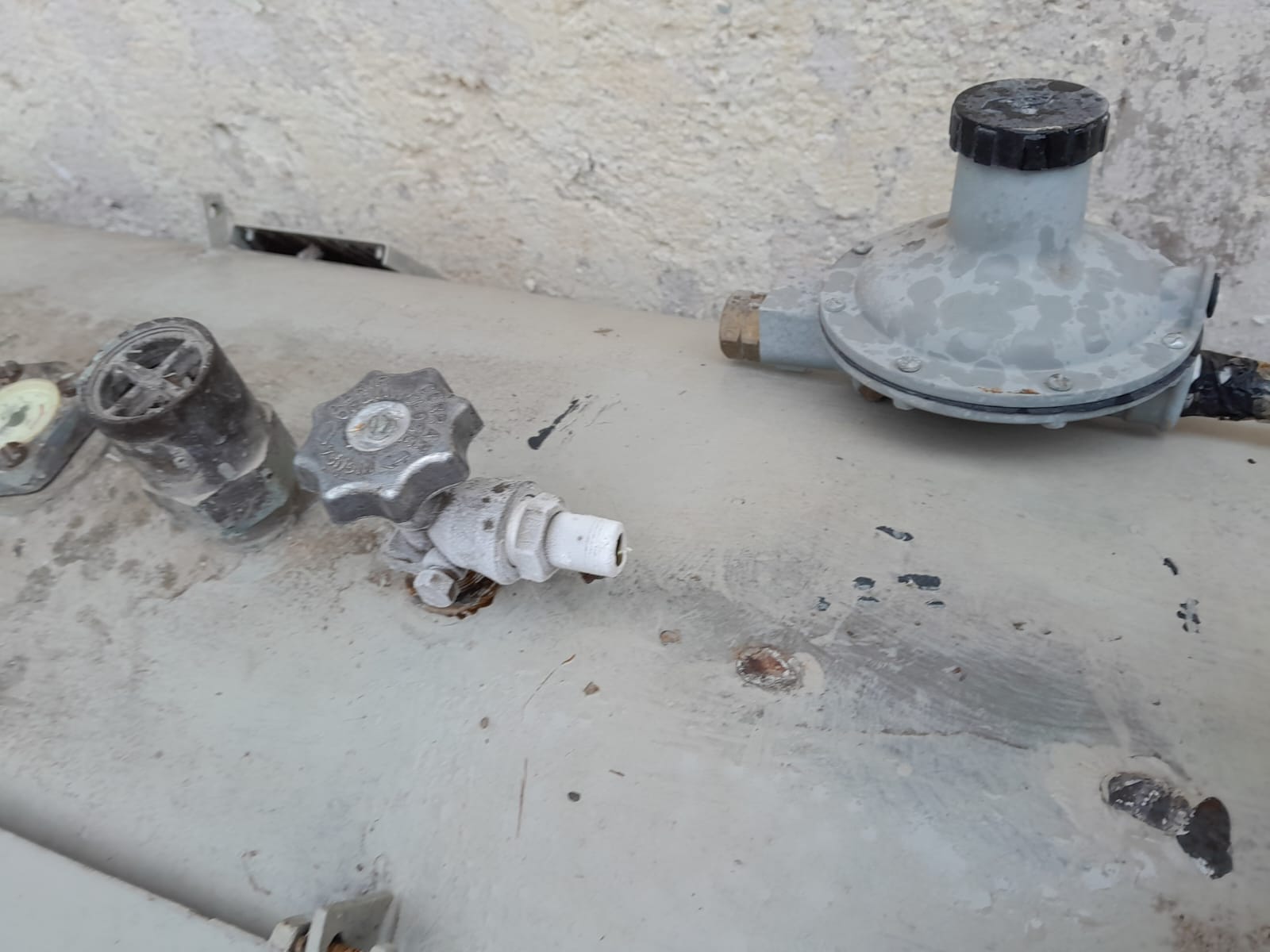 Moviliza a Bomberos fuga en cilindro de gas