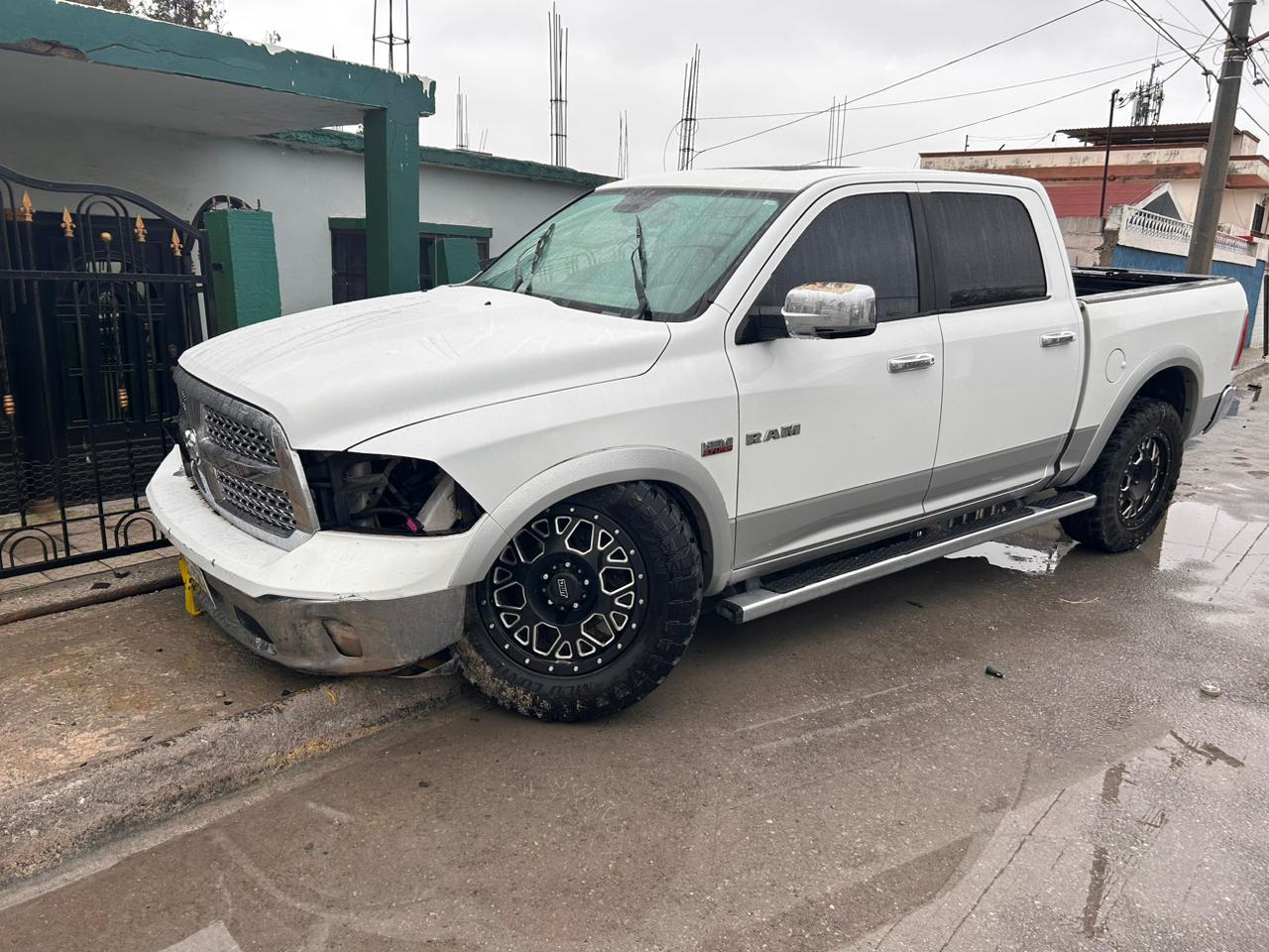 Impacta correlón camioneta en casa