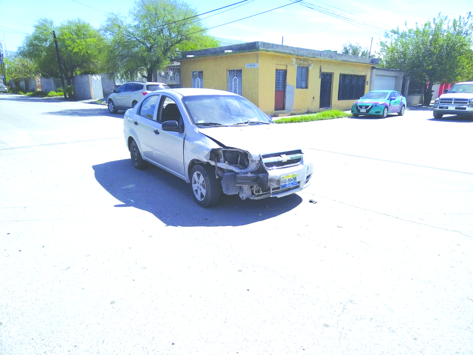 Se pasa alto invisible e impacta otro auto