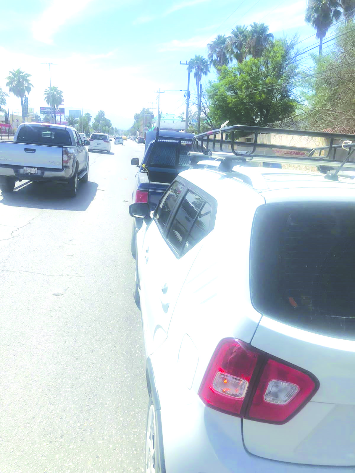 Correlón choca por alcance camioneta