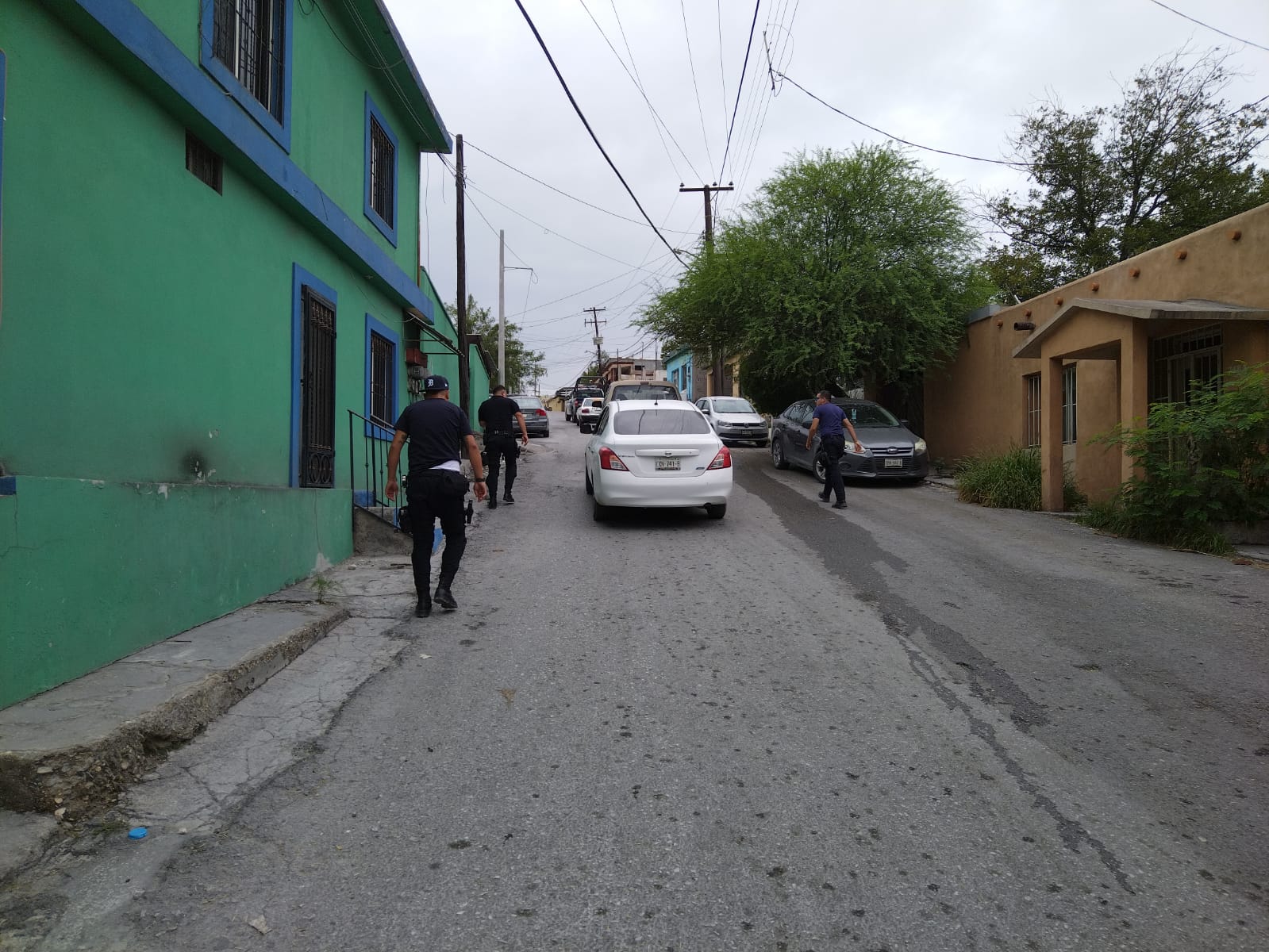 Le cae techo a policía durante persecución