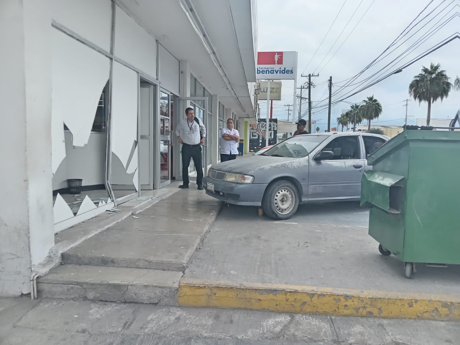 Le fallan los frenos e impacta farmacia