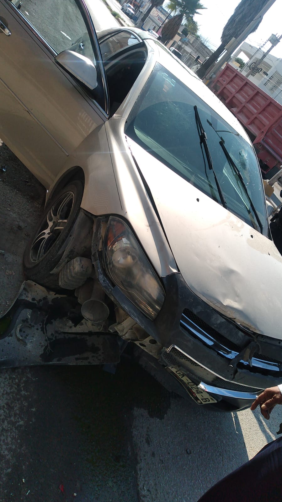 lo distraen sus 3 hijos y choca contra auto