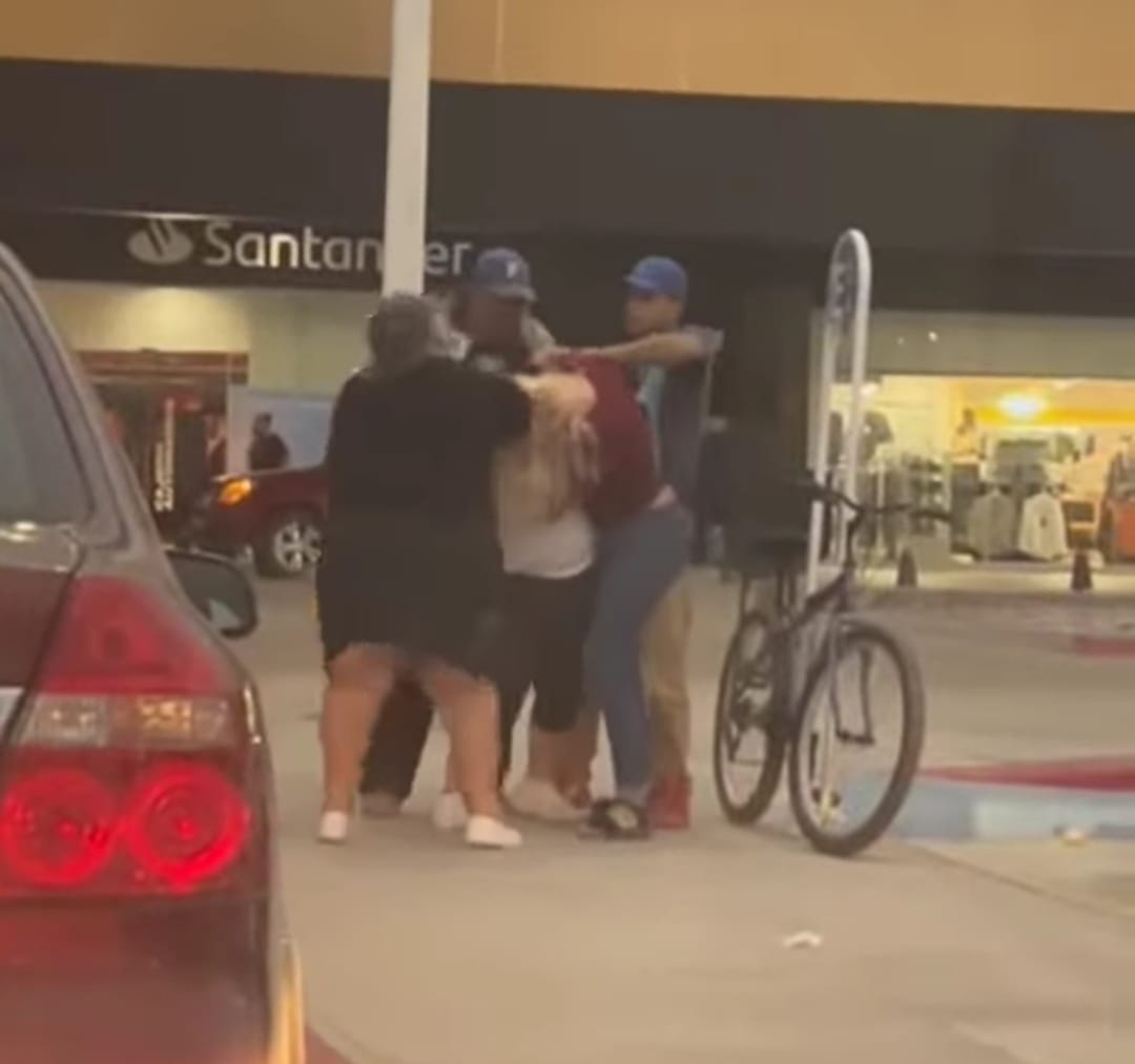 Se agarran a golpes dos liosas mujeres