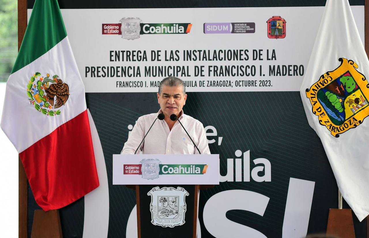 Inaugura MARS pavimento de la carretera a Finisterre