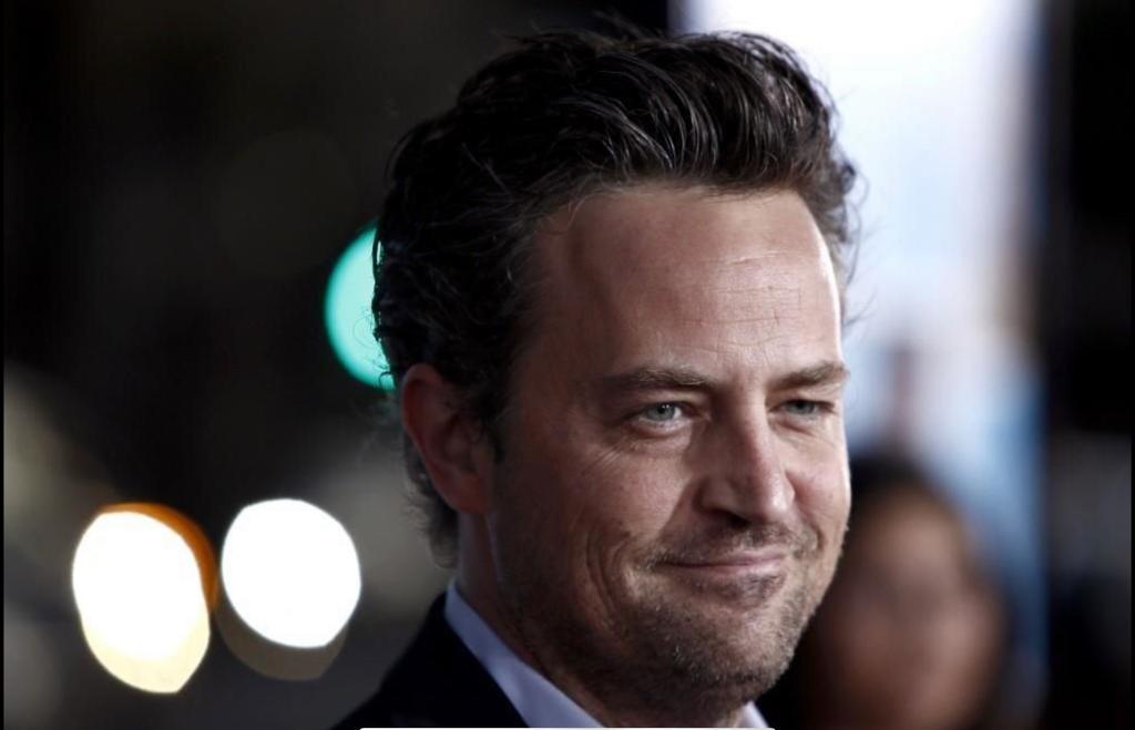 Muere Matthew Perry, estrella de ‘Friends’, por ahogamiento