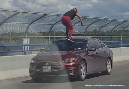 Mujer daña cofre de auto en movimiento