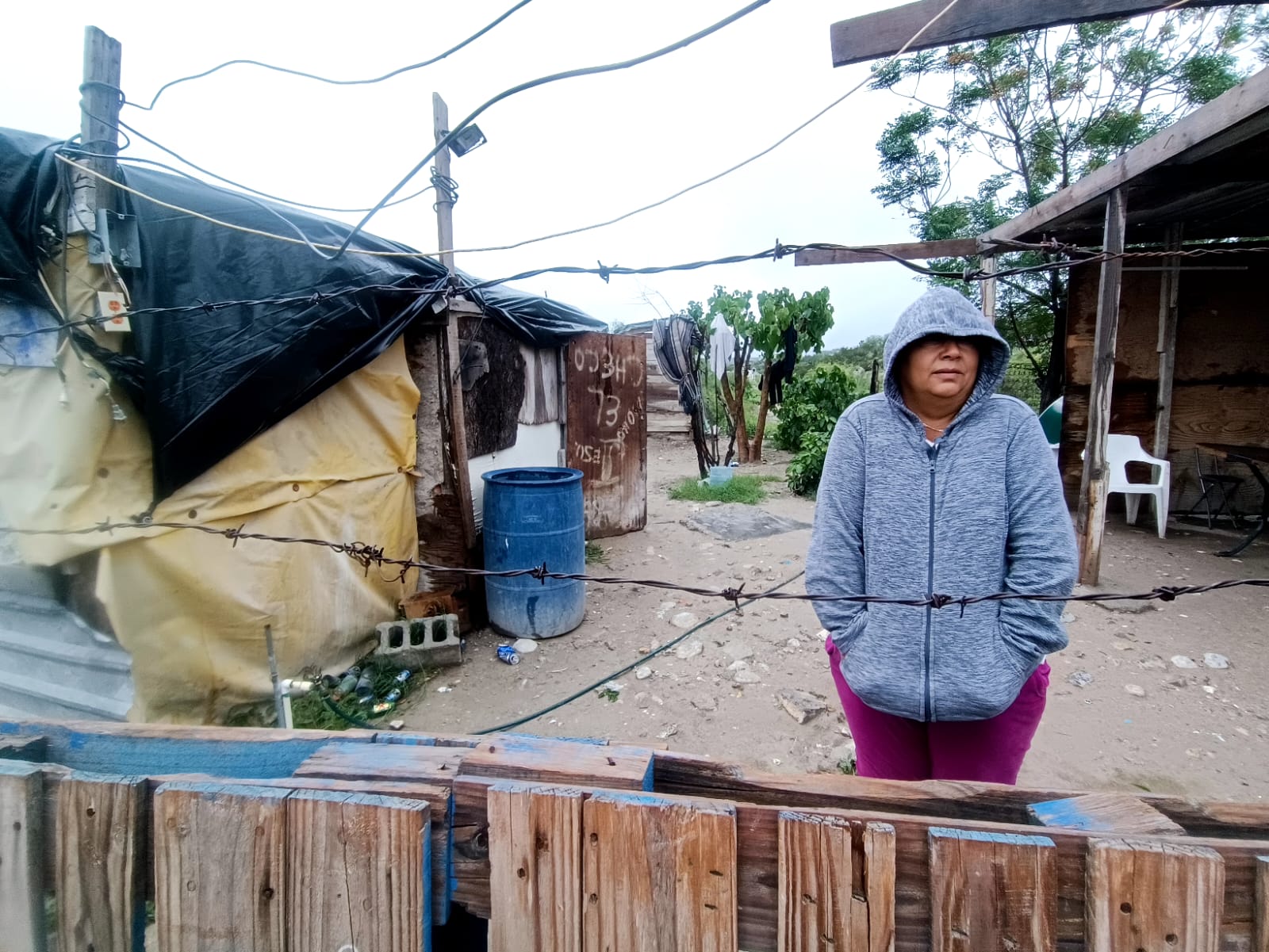“Llueve adentro, acostados también nos empapamos”