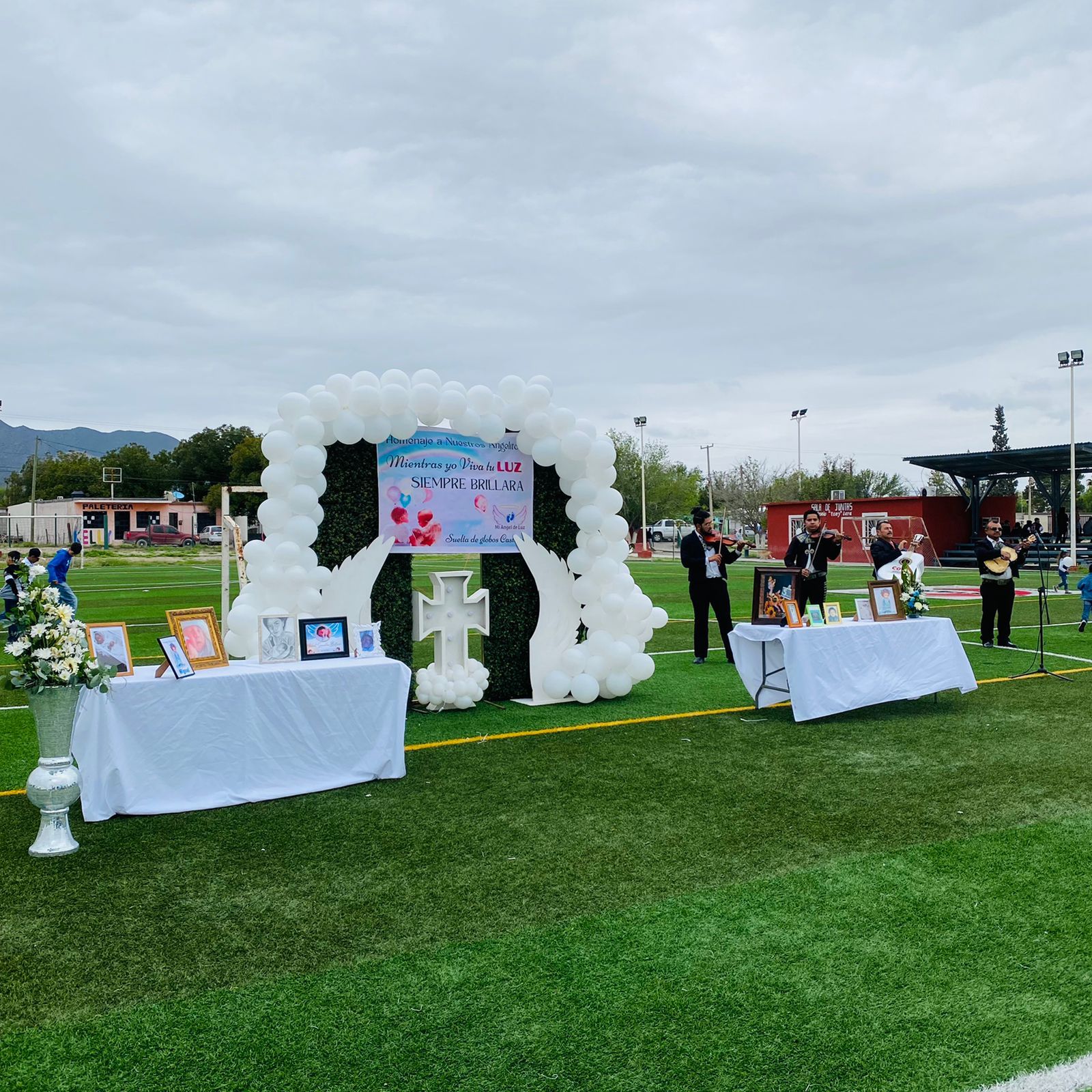 Globos al viento por los angelitos