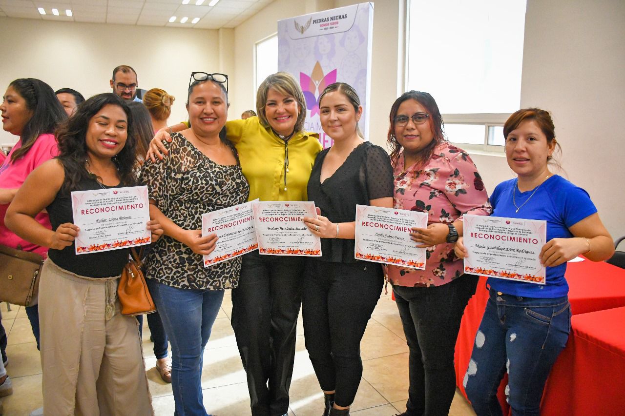 Brindan herramientas de vida a 300 mujeres