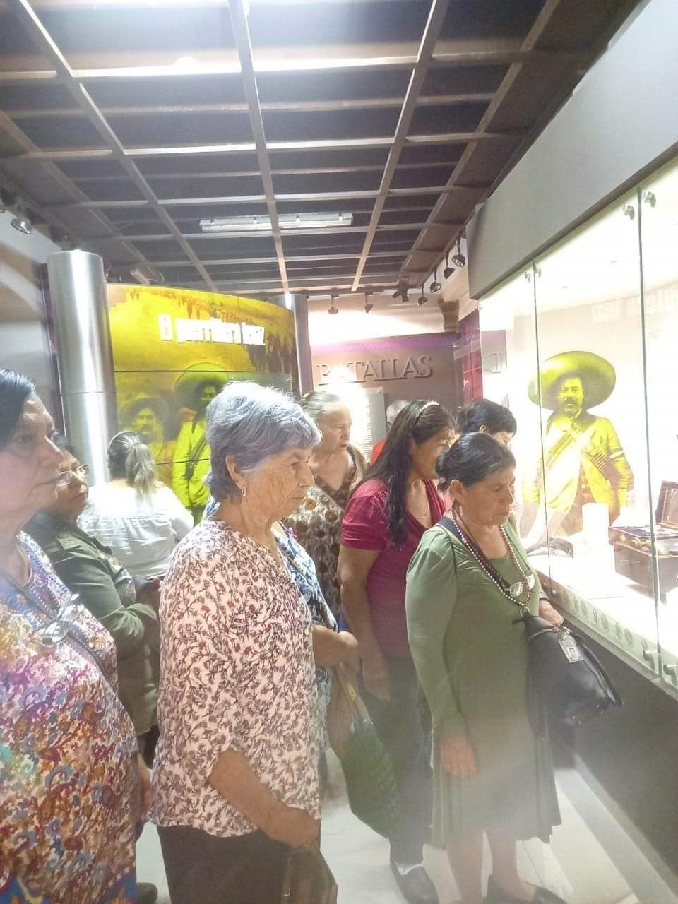 Invita Diana Haro a pasear a abuelitos
