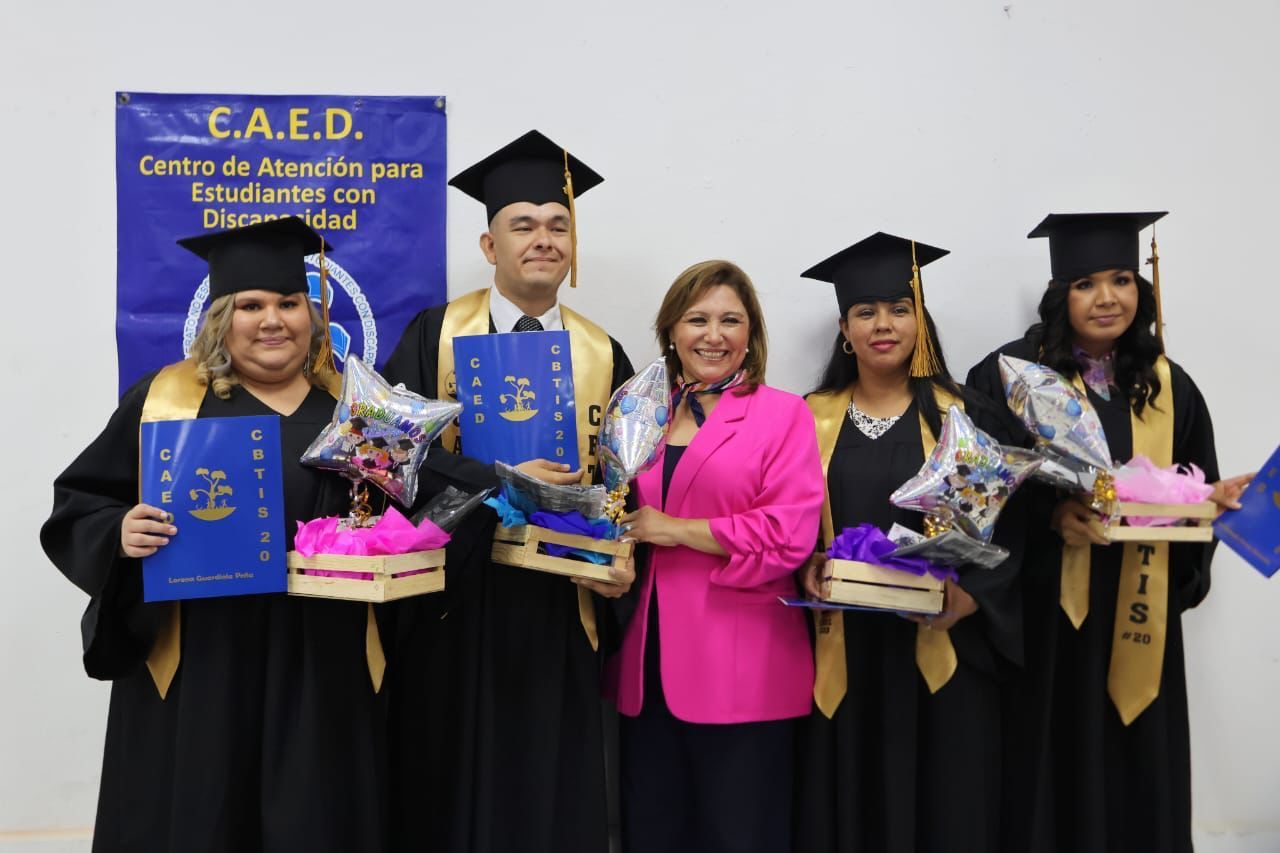 Se gradúan de prepa 4 jóvenes discapacitados