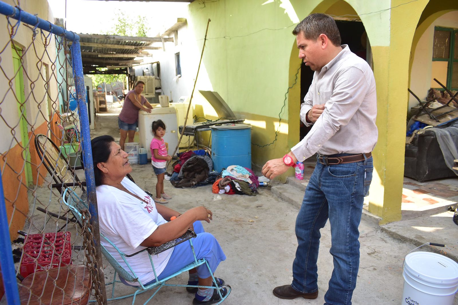 Apoya Hugo Lozano a familias de San Buena