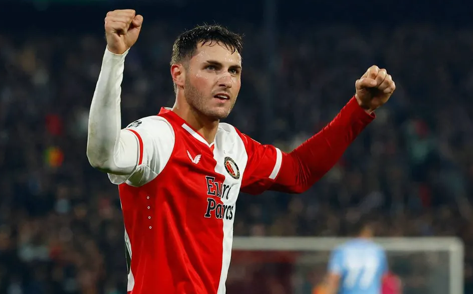 Santi Giménez marca un doblete en Champions. Es el cuarto mexicano en lograr esa hazaña