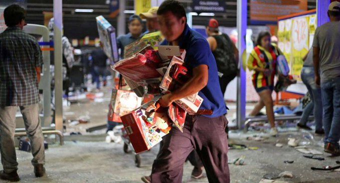 Realizan actos de saqueos en tiendas tras paso de «Otis» en Acapulco