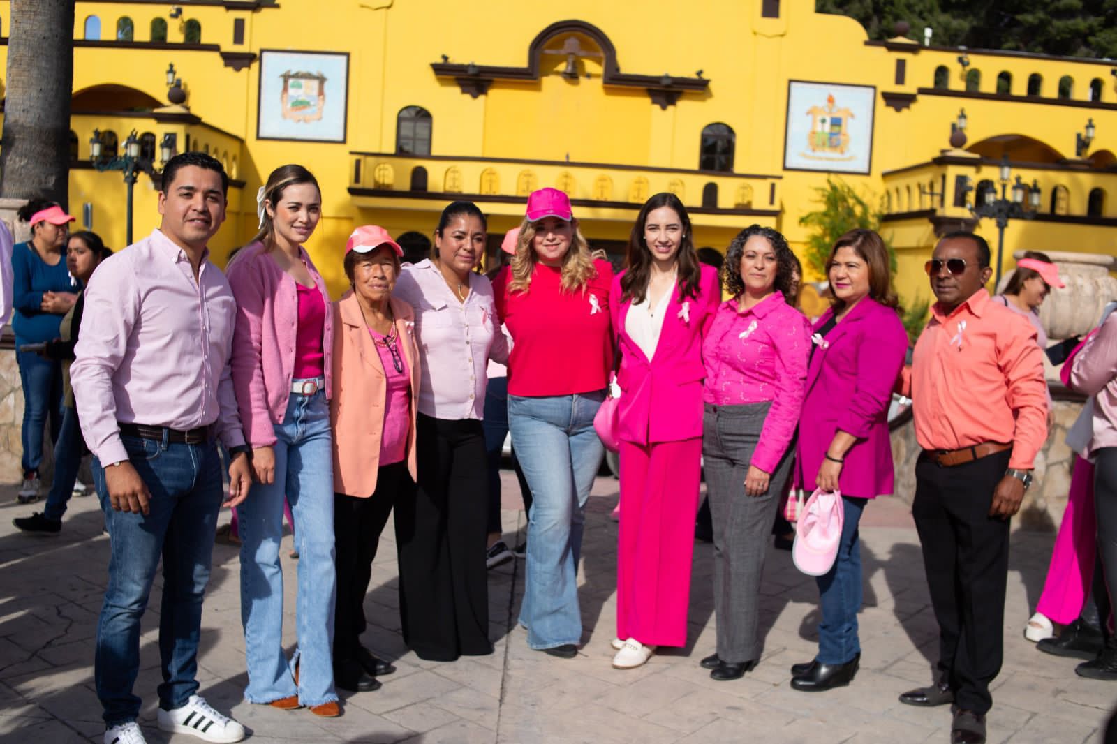 Forman lazo rosa humano en Ramos Arizpe