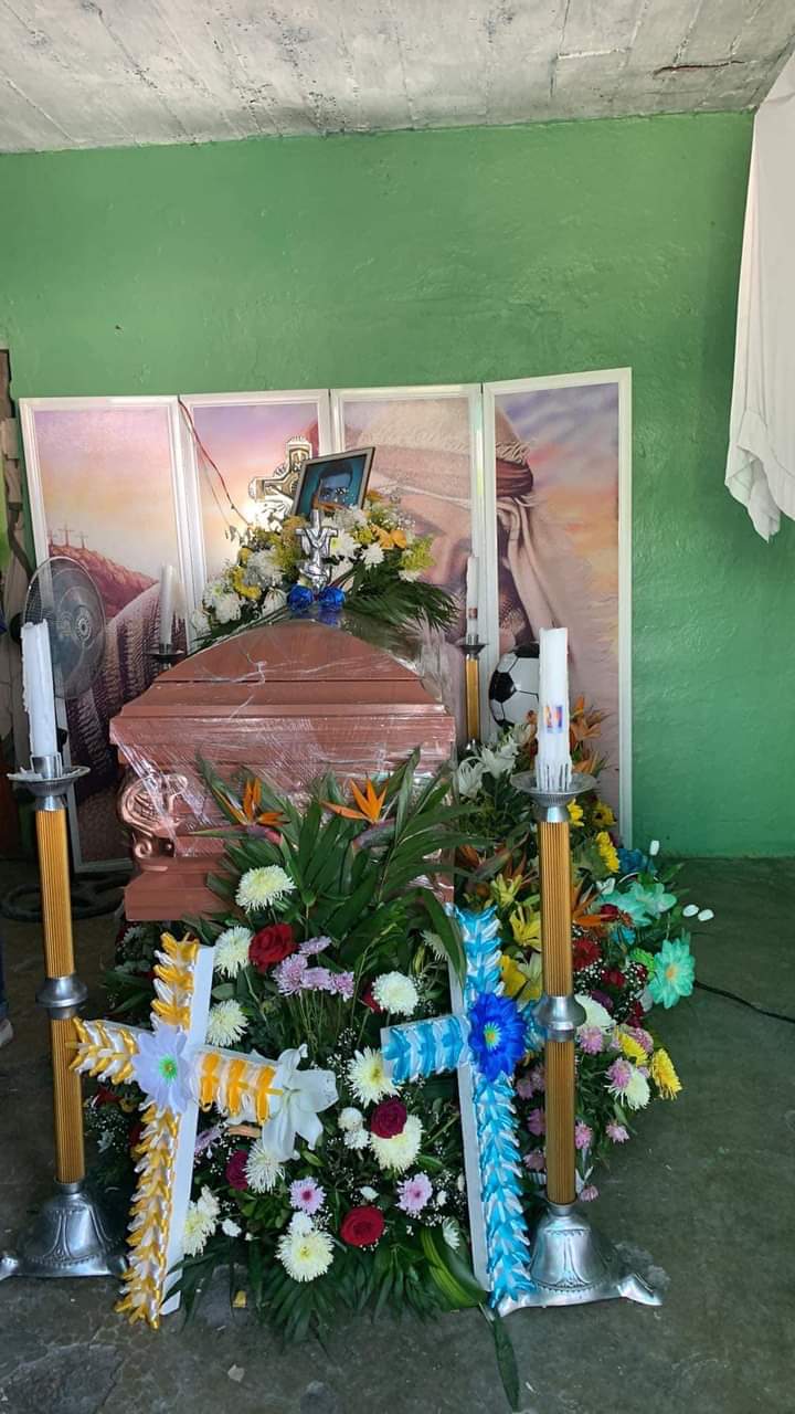 Se descompone cuerpo de joven durante funeral