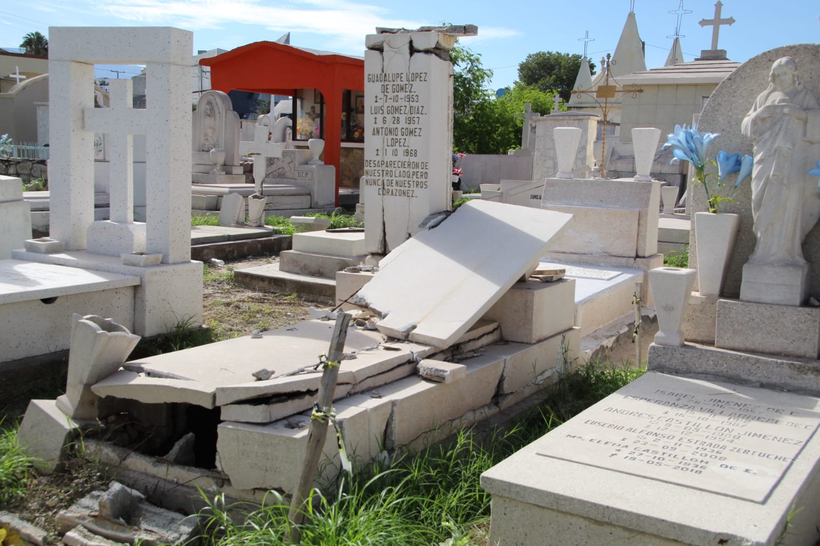 Roban y destrozan en el panteón municipal