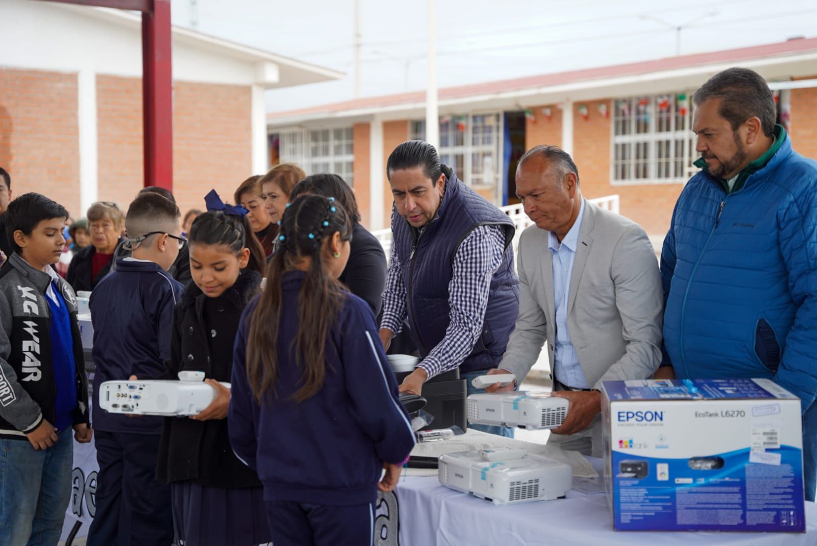 Entrega Chema apoyos a más de 800 alumnos